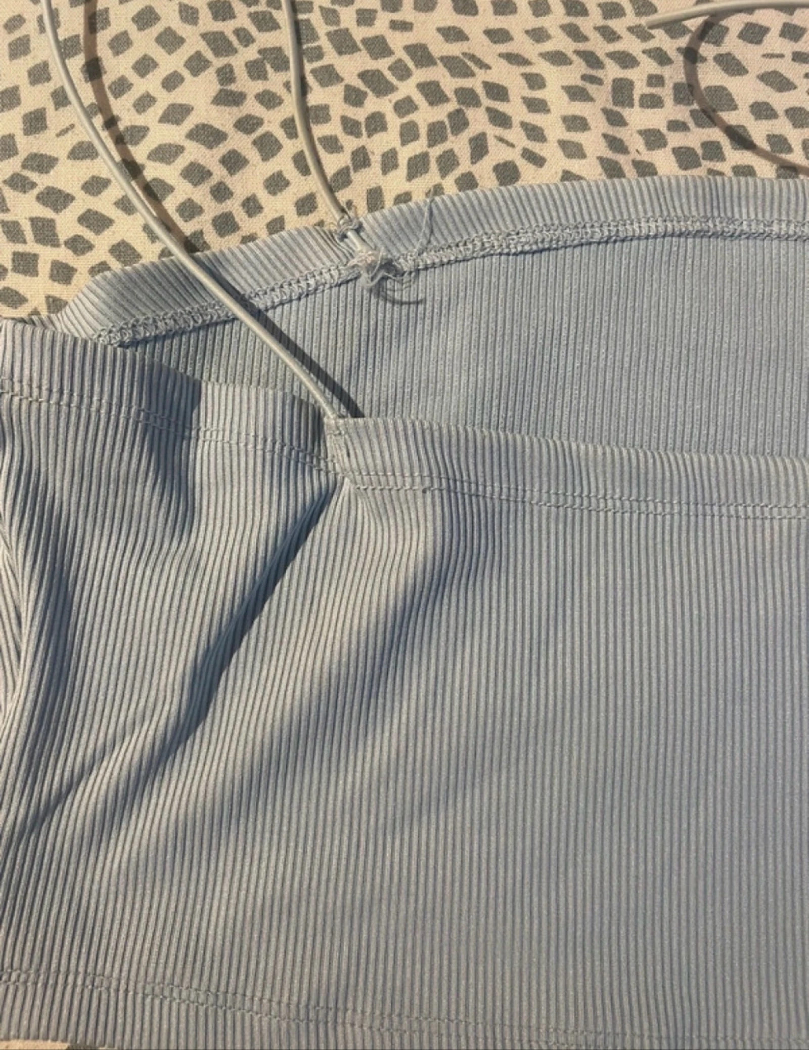 Haut cannelé bleu ciel/lila à fines bretelles S – photo 6